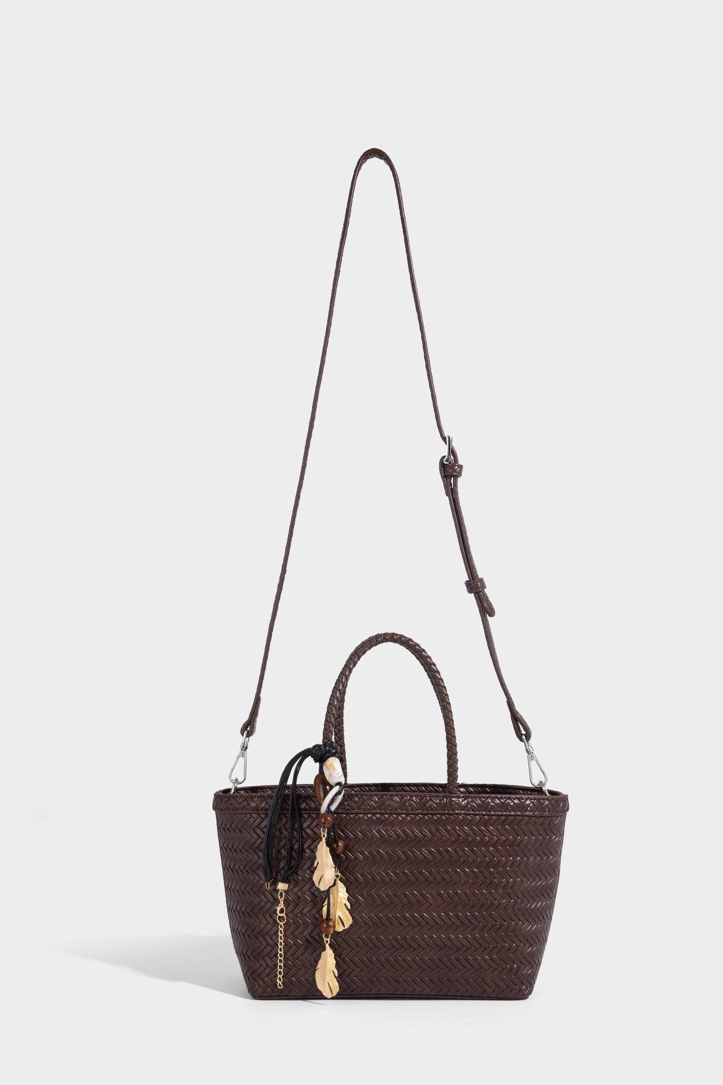 Women woven bucket bag with small removable pouch