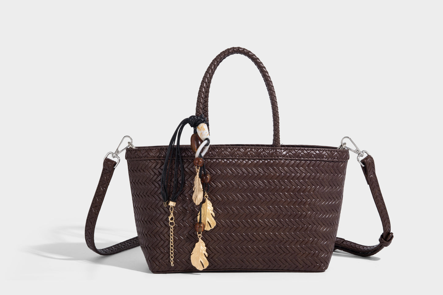 Women woven bucket bag with small removable pouch