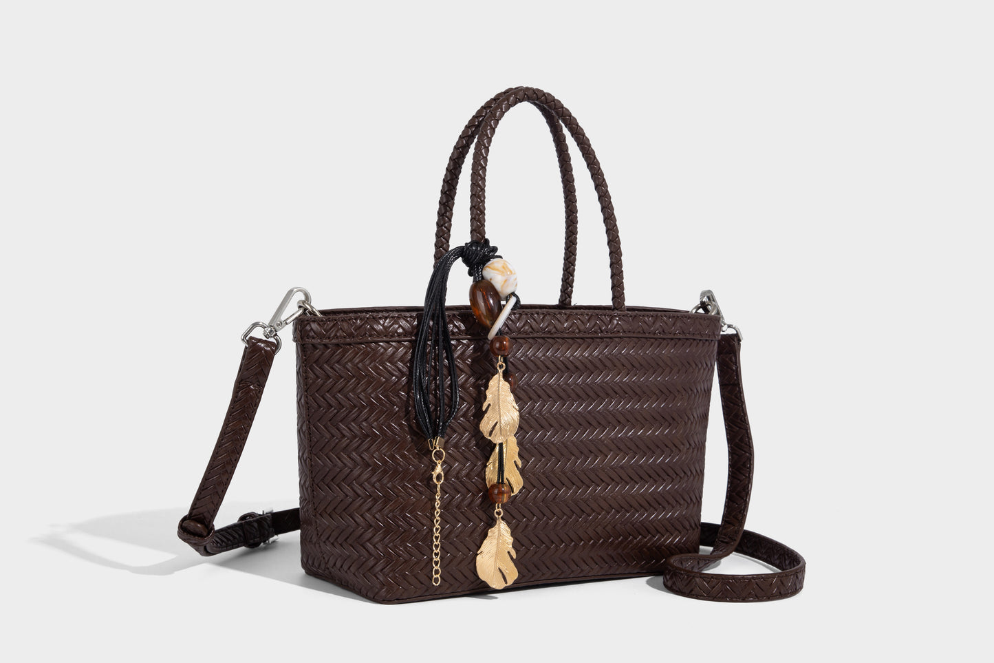 Women woven bucket bag with small removable pouch