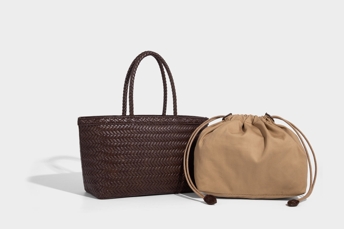 Women woven bucket bag with small removable pouch