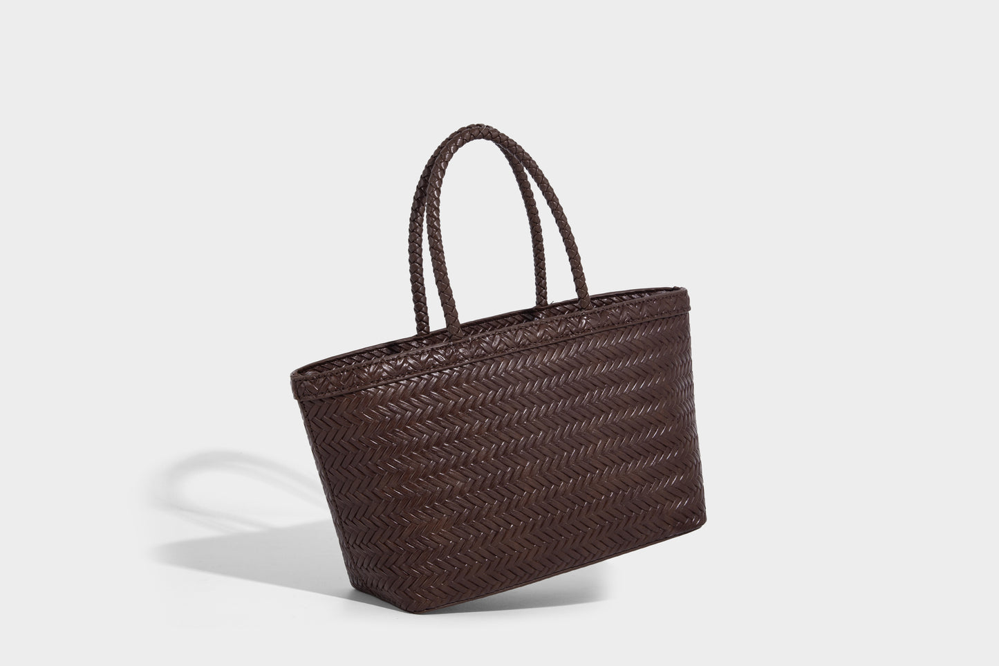 Women woven bucket bag with small removable pouch