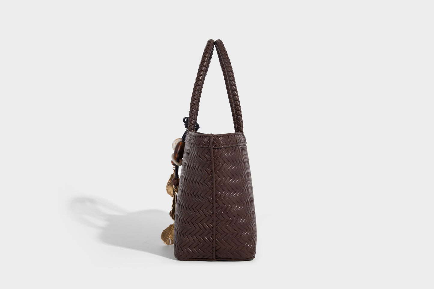 Women woven bucket bag with small removable pouch
