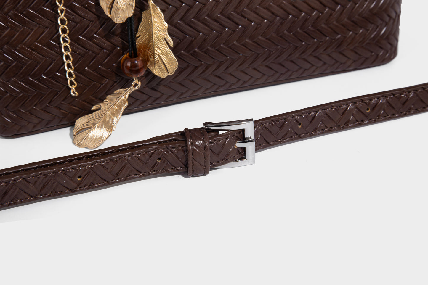 Women woven bucket bag with small removable pouch