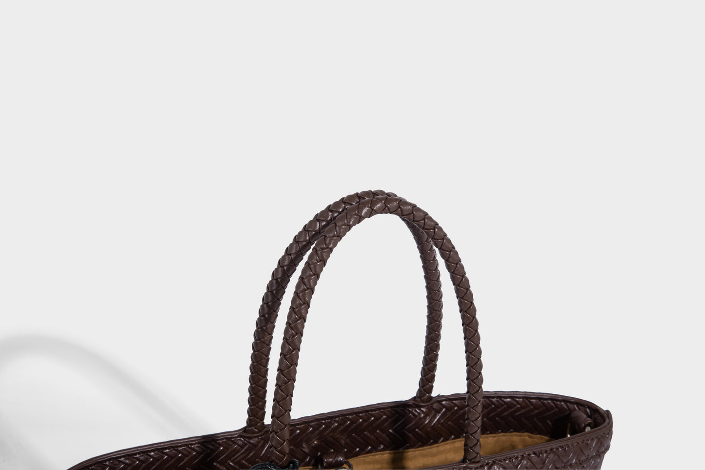 Women woven bucket bag with small removable pouch
