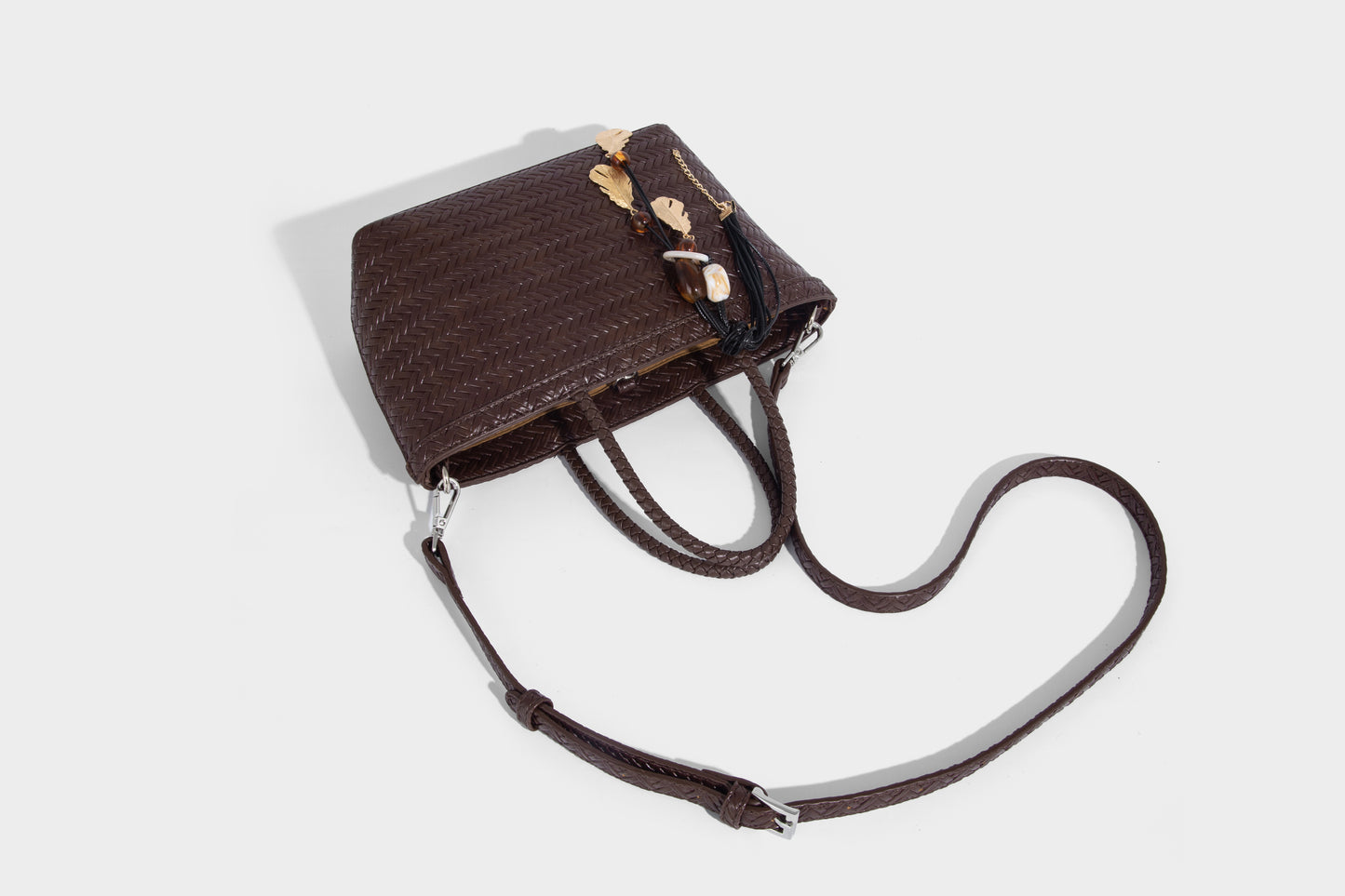 Women woven bucket bag with small removable pouch