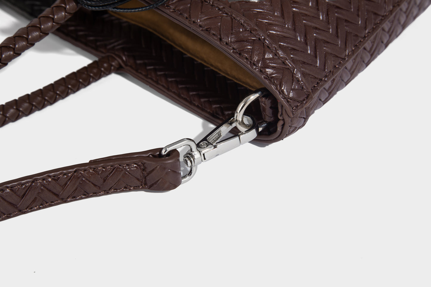 Women woven bucket bag with small removable pouch