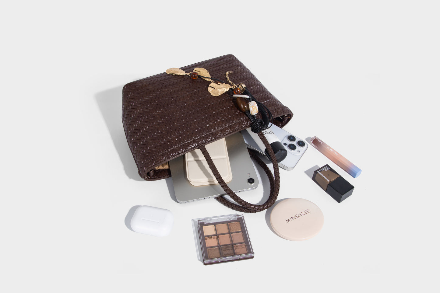 Women woven bucket bag with small removable pouch